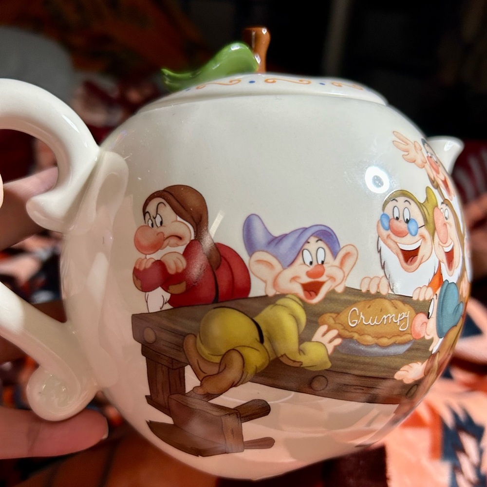 Disney Snow White's Apple Teapot - Picture 3 of 9
